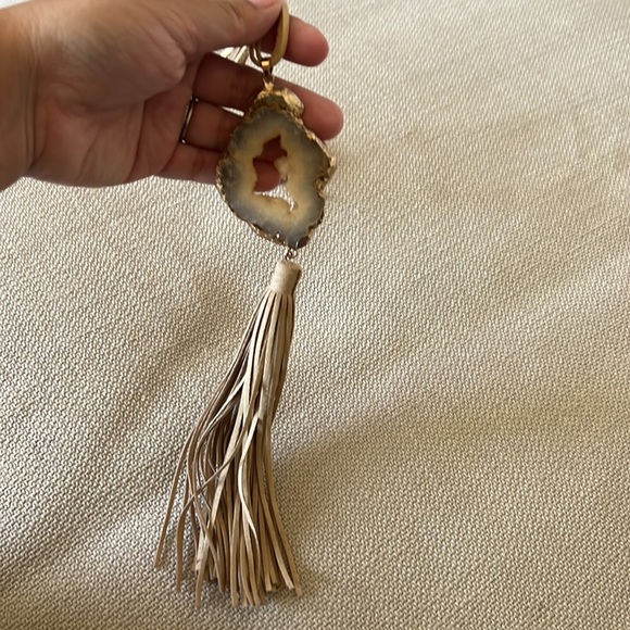 Leather and fringe necklace with stone - Picture 2 of 2